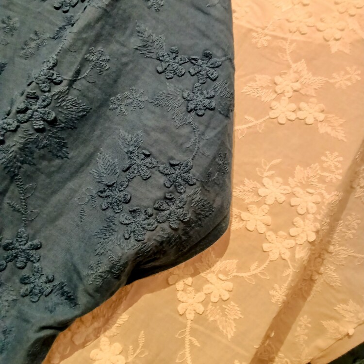 【NEW】立体的なお花刺繍が綺麗なプルオーバー