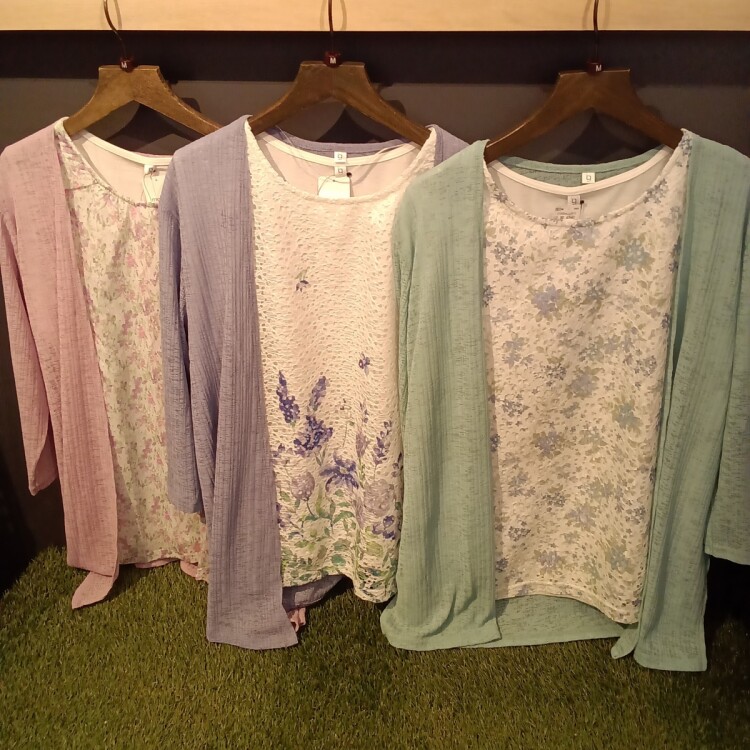 【NEW】鮮やかなカラーが目を引くTシャツ＋カーディガンセット