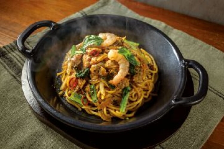 寒い季節には、熱々の鉄板で食べるパスタが最高！
